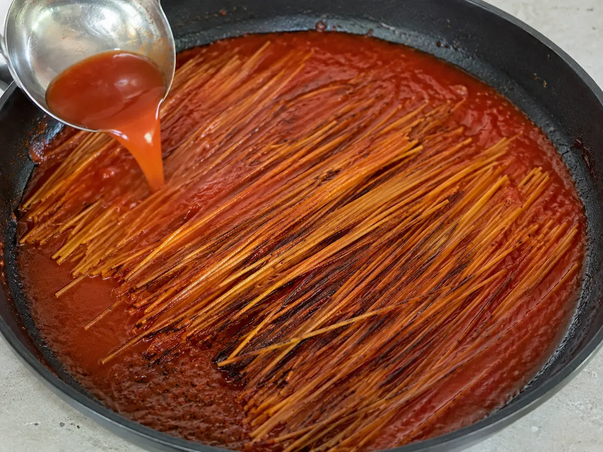 Zubereitung von Spaghetti all’Assassina